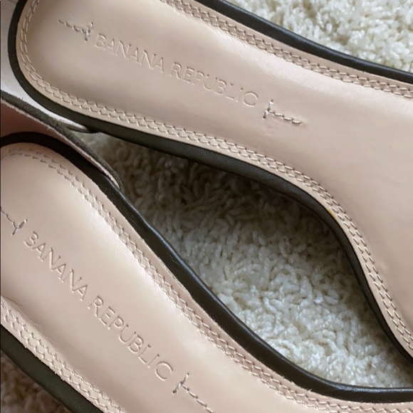 Banana Republic olive green sandal - Picture 10 of 16